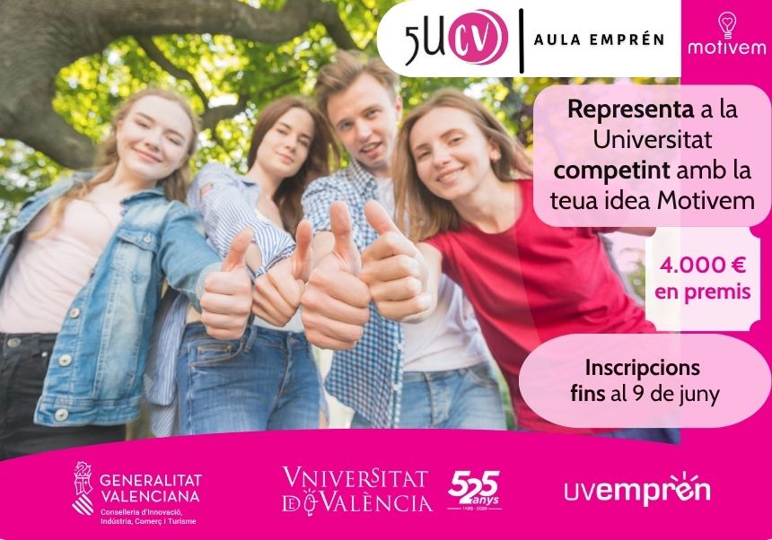 Joves estudiants en l'exterior del campus somriuen